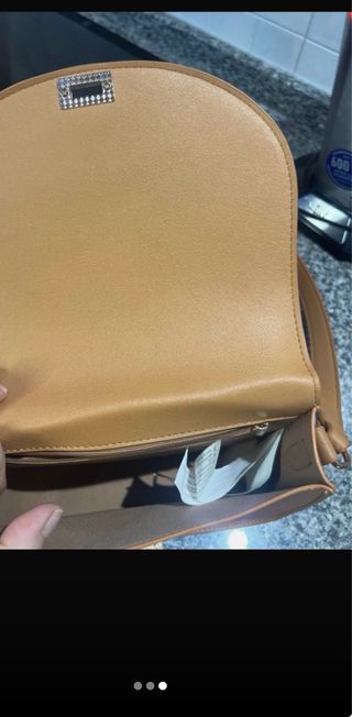 Bolso marrón con cierre plateado