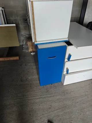 Cama doble con escritorio integrado