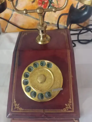 Telefono vintage con disco combinatore