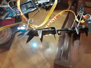 Grivel Crampones y Piolet