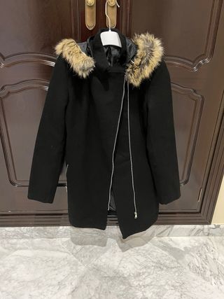 Chaquetón negro con cremallera asimétrica