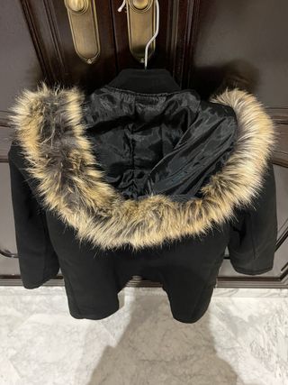 Chaquetón negro con cremallera asimétrica
