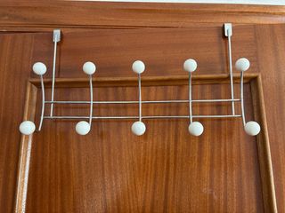 Perchero de puerta plateado con bolas blancas