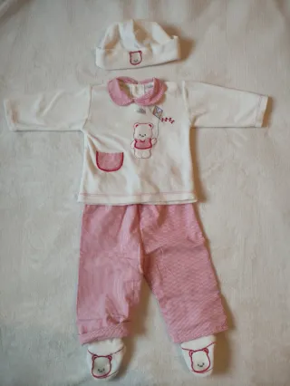 Conjunto bebé oso, patucos y gorro. Talla 6 meses.