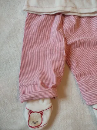 Conjunto bebé oso, patucos y gorro. Talla 6 meses.