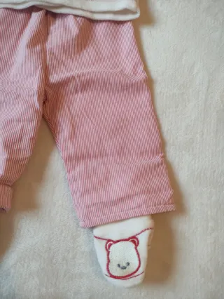 Conjunto bebé oso, patucos y gorro. Talla 6 meses.