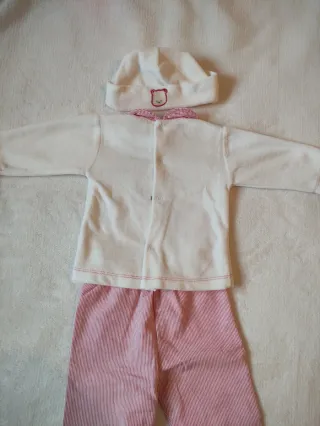 Conjunto bebé oso, patucos y gorro. Talla 6 meses.