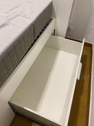 Cama con cajones y luces LED