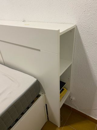 Cama con cajones y luces LED