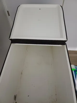 Nevera Portátil Negra con Ruedas