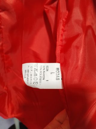 Abrigo rojo mujer con capucha