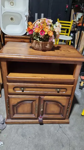 Aparador de madera precioso muy robusto