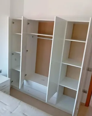 Armario de madera blanco