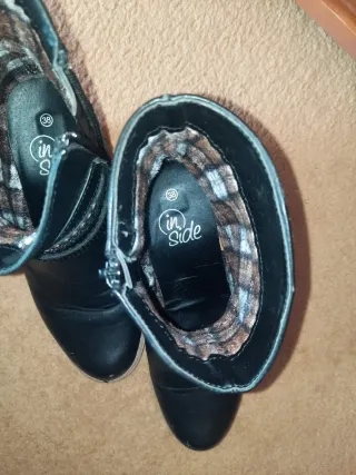 Botas negras con adornos