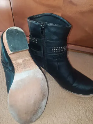 Botas negras con adornos