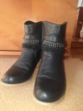 Botas negras con adornos