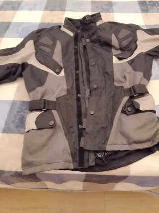 Cazadora de moto negra