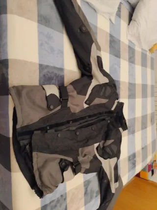 Cazadora de moto negra