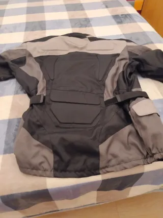 Cazadora de moto negra