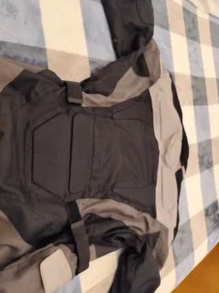 Cazadora de moto negra