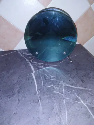 Adorno de cristal azul con base metálica