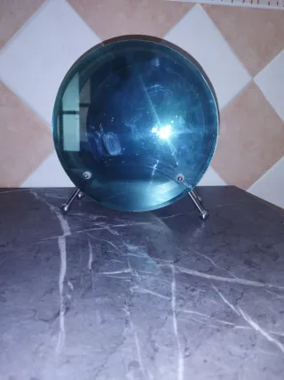 Adorno de cristal azul con base metálica