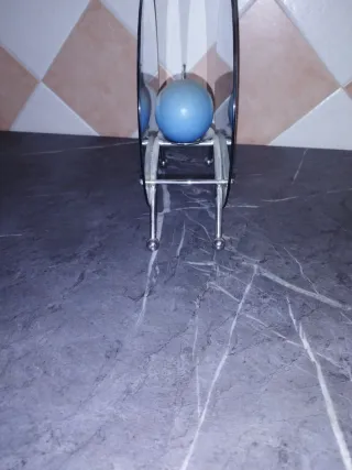 Adorno de cristal azul con base metálica