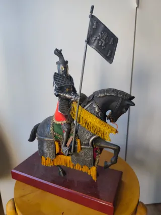 Figura caballero medieval montado