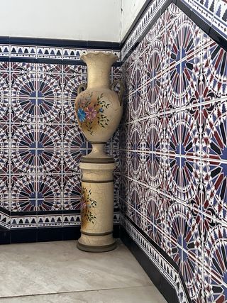 Jarrón de cerámica con pie