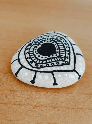 Piedra corazón mandala artesanal