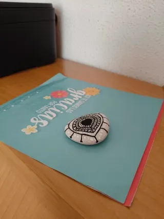 Piedra corazón mandala artesanal