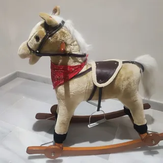 Caballo balancín peluche