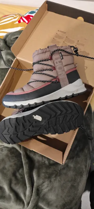 Botas de invierno rosas y negras