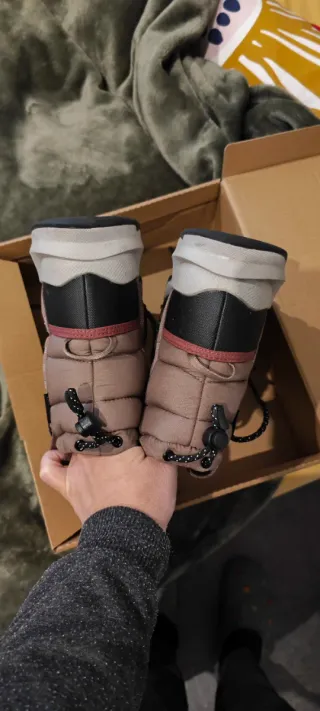 Botas de invierno rosas y negras