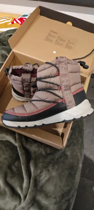 Botas de invierno rosas y negras