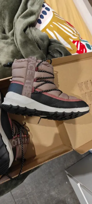 Botas de invierno rosas y negras