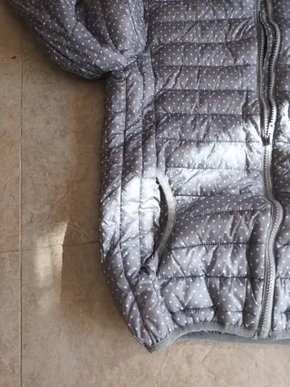 Abrigo niña gris con puntos blancos