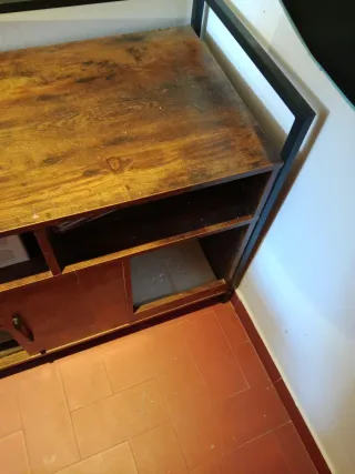 Mueble de madera y metal