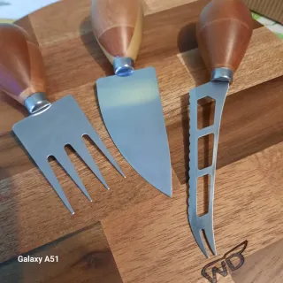 Tagliere per formaggi in legno con accessori