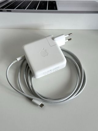 MacBook Pro 13-inch, 2017, Two Thunderbolt 3 ports