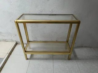 Mesa auxiliar dorada con cristal