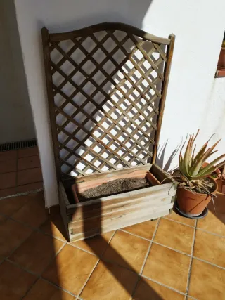 Macetero jardinera de madera con enrejado