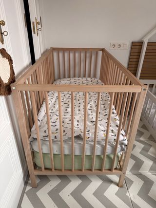 Cuna madera con 2 colchones y edredón