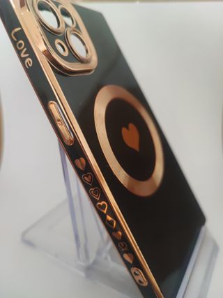 Funda iPhone 13 Negra con Corazón Dorado