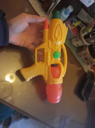 Pistola de agua juguete naranja y roja