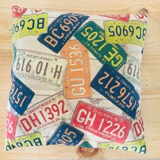 Cojín Matrículas Americanas Multicolor