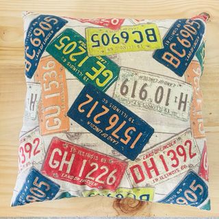 Cojín Matrículas Americanas Multicolor