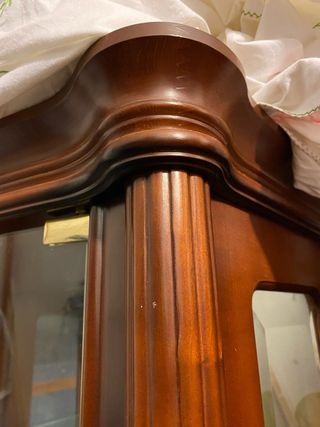 Vitrina clásica vintage de madera y cristal