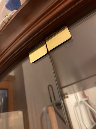 Vitrina clásica vintage de madera y cristal