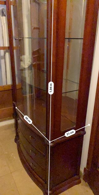 Vitrina clásica vintage de madera y cristal